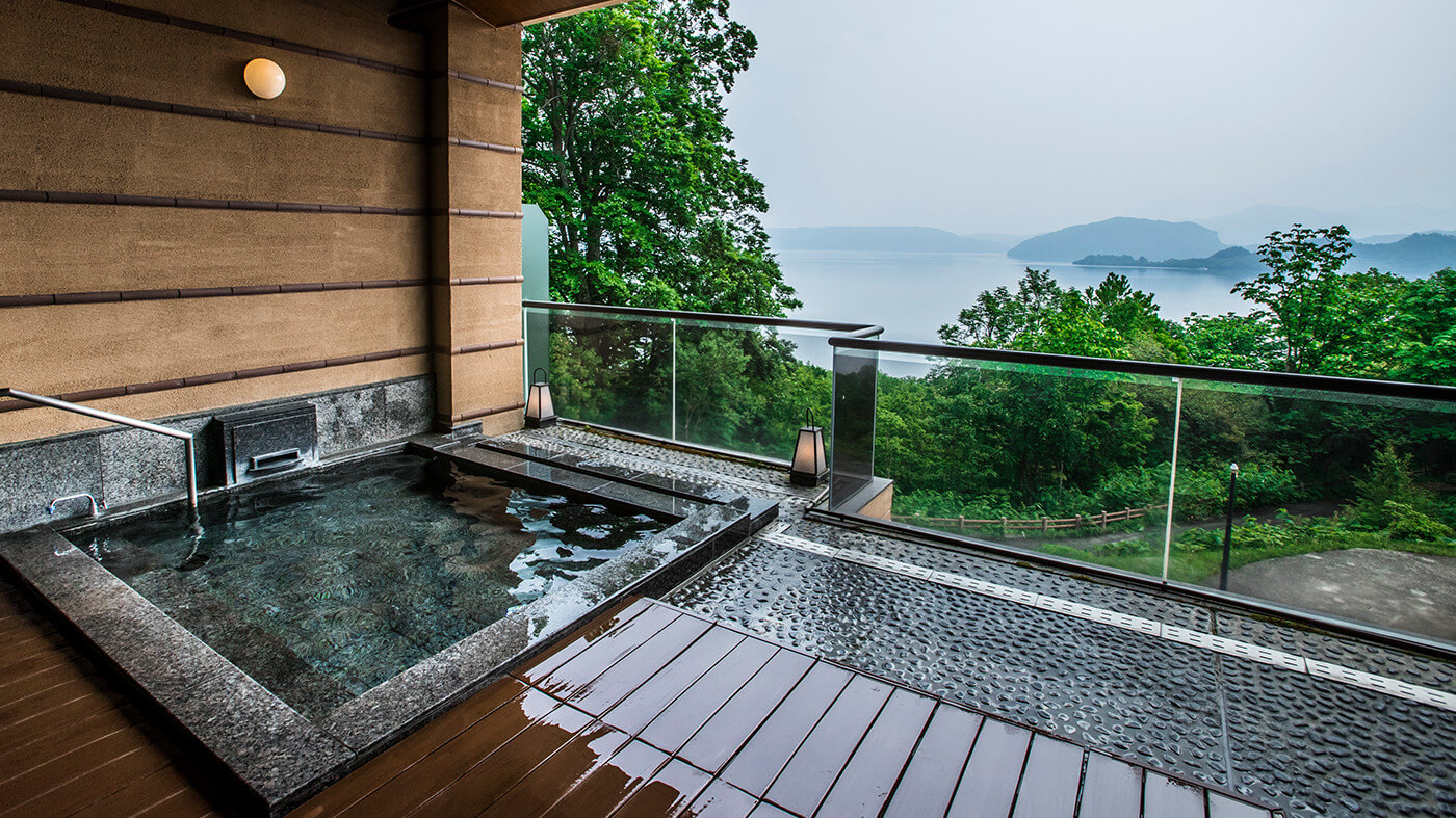 十和田湖を見下ろす露天風呂
